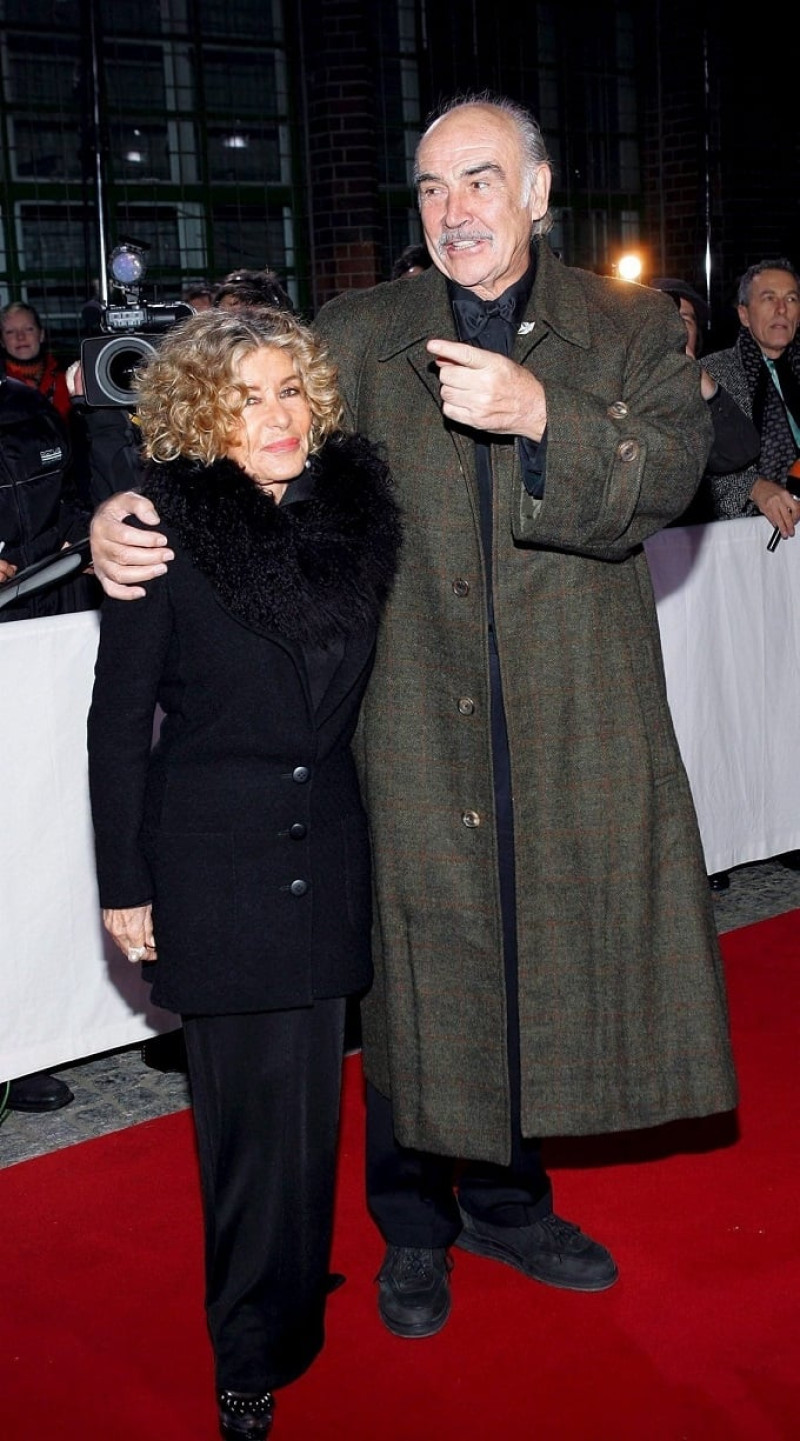 Imagen de archivo del actor británico Sean Connery (d) y su esposa Michelle EFE/Soeren Stache