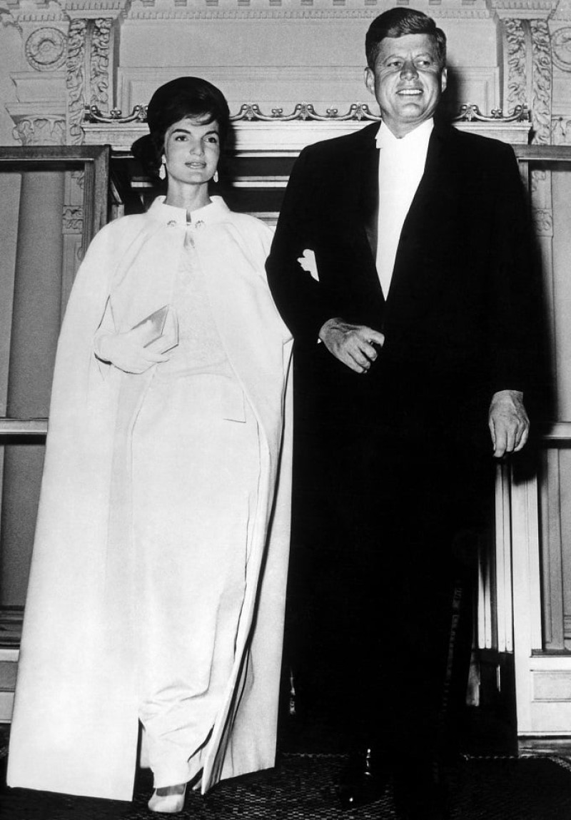 Imagen de 1961 del presidente de los Estados Unidos, John F. Kennedy, acompañado de su esposa, Jacqueline. Tras la muerte de Kennedy, Jacqueline se convirtió en la "viuda de América". EFE/svb.