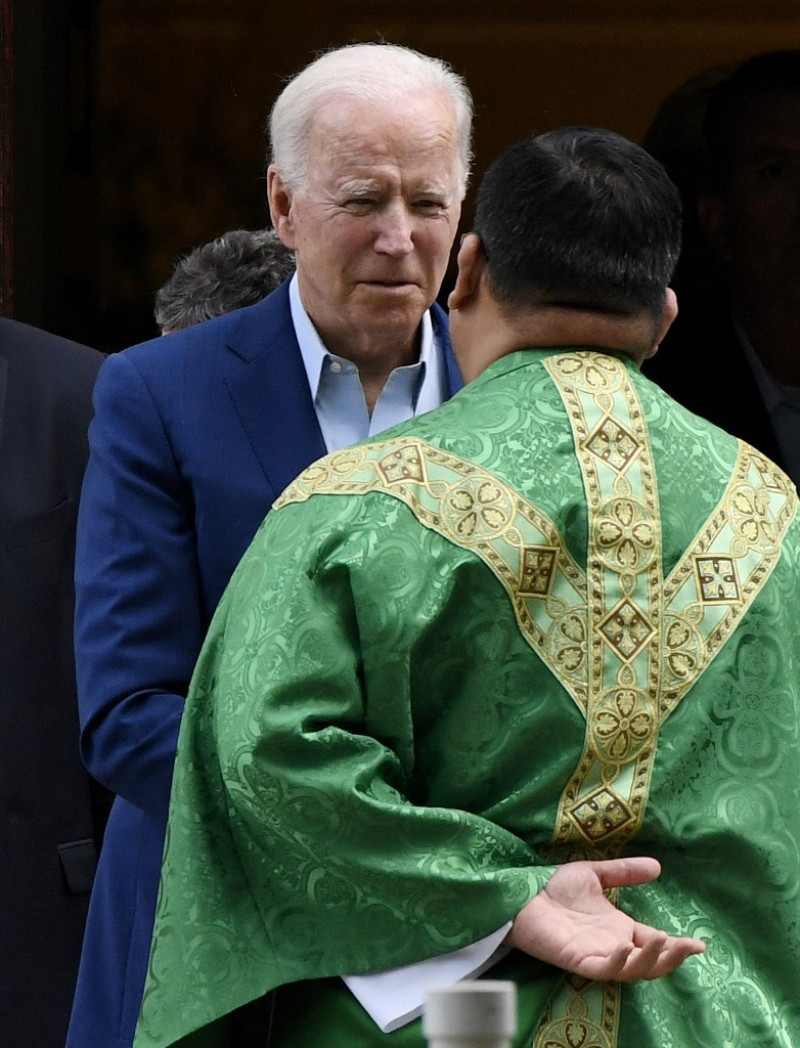 El presidente de los Estados Unidos, Joe Biden, habla con un sacerdote al salir de St. Joseph en la iglesia católica Brandywine en Wilmington, Delaware, el 19 de junio de 2021. Olivier DOULIERY / AFP