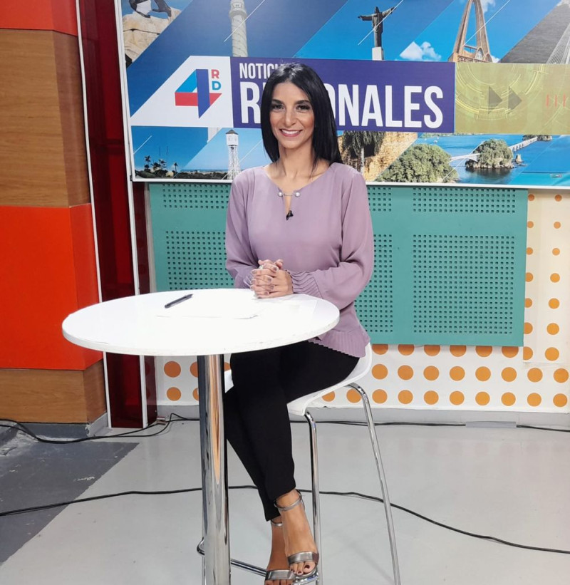 La  comunicadora Johanna Duverge´, presentadora de "Noticias Regionales", que se difunde de lunes a viernes a las 6 y 30 AM  por los canales 4 y 17 y la emisora radial Quisqueya FM.