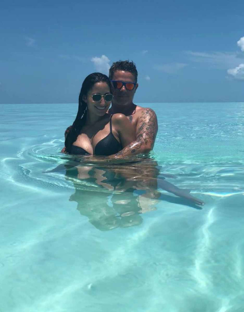 Alejandro Sanz compartió esta imagen de amor junto a su novia Rachel Valdez ante sus casi 6 millones de seguidores en Instagram.