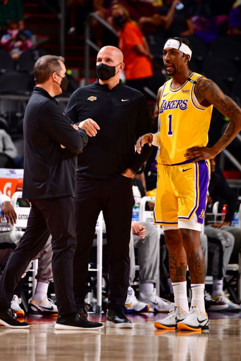 Jason Kidd, al centro, fungía como el asistente de Frank Vogel con los Lakers de Los Angeles.