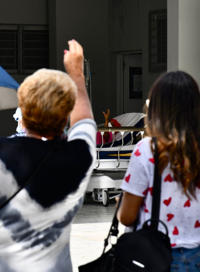 Familiares dicen adiós a una paciente que posiblemente sea diagnosticada con coronavirus luego de presentar sintomas y ser llevada al centro. Foto: Jorge Cruz/LD