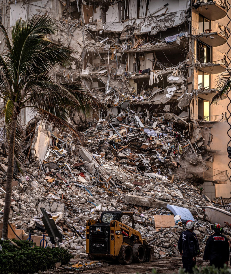 Escombros del edificio de condominios de 12 pisos parcialmente derrumbado en Surfside, Florida (EE.UU.) EFE / Giorgio Viera