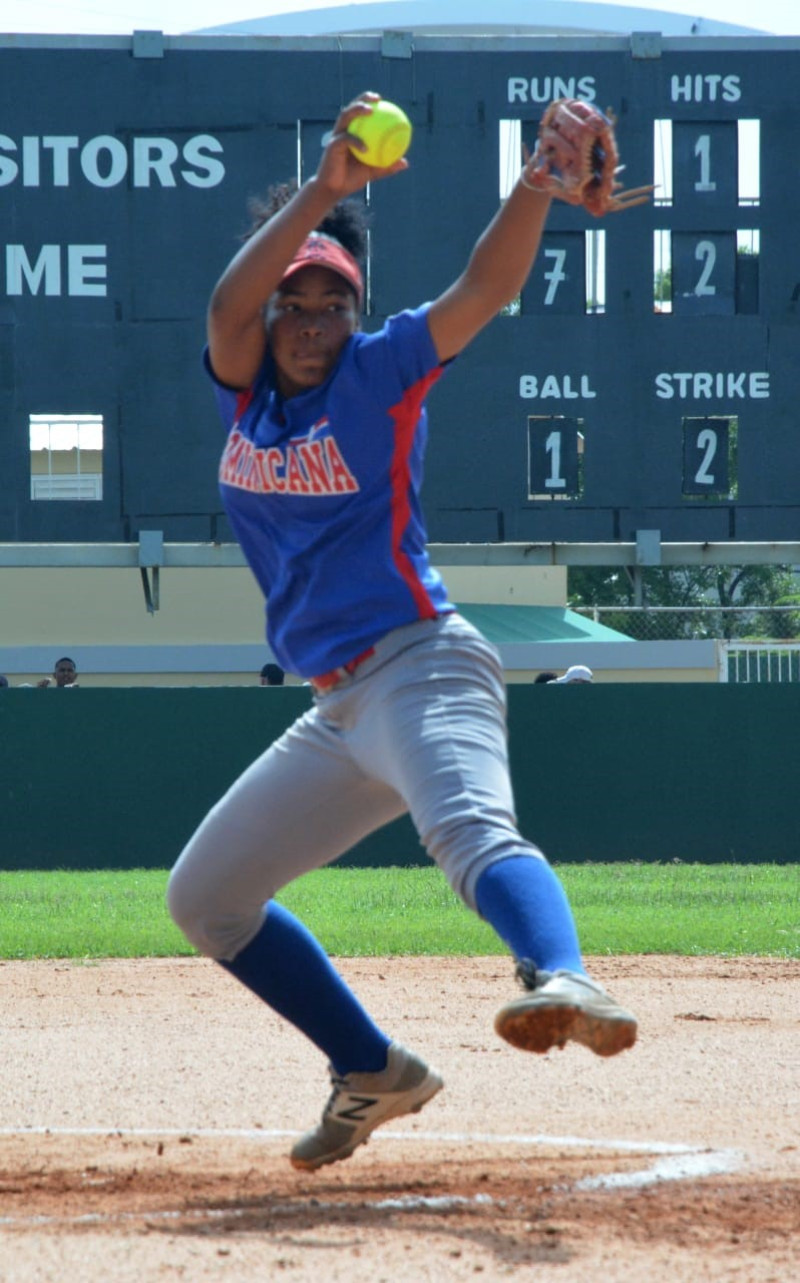 Ángela Gómez presentó credenciales como lanzadoras en el fogueo de las selecciones menores de softbol de dominicana.