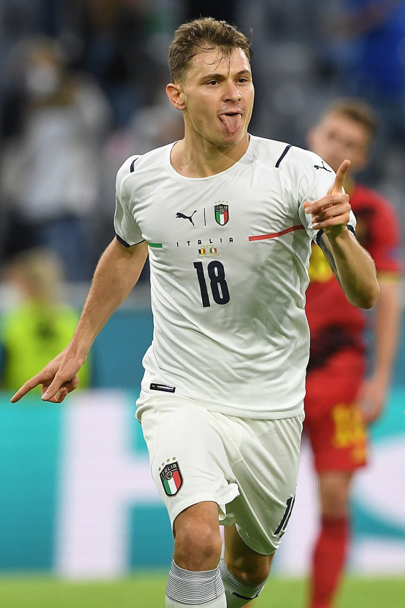 Nicolò Barella, de Italia, celebra luego de anotar un gol frente a Bélgica en los cuartos de final de la Eurocopa.