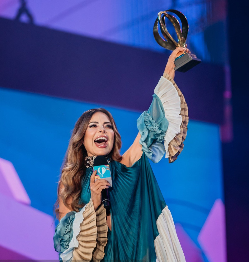 Además de cantar en el opening, la mexicana Gloria Trevi recibió el Premio al Compromiso.