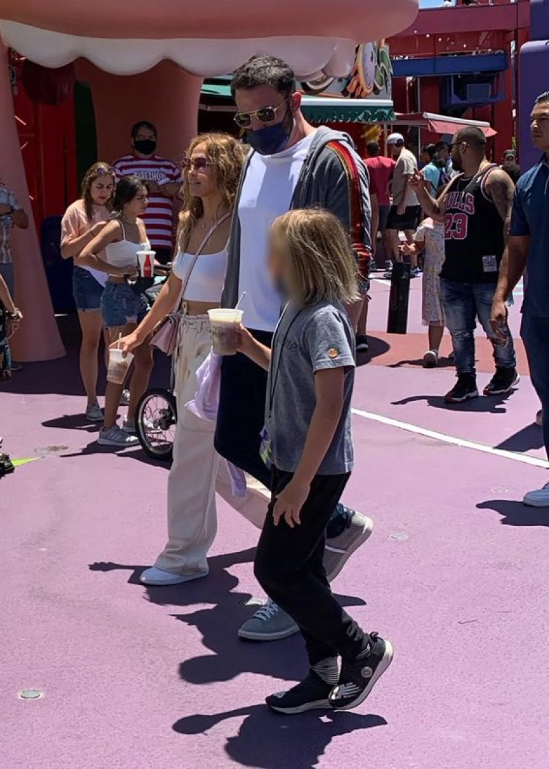 Jennifer López, Ben Affleck y sus hijos compartiendo en Los Angeles.