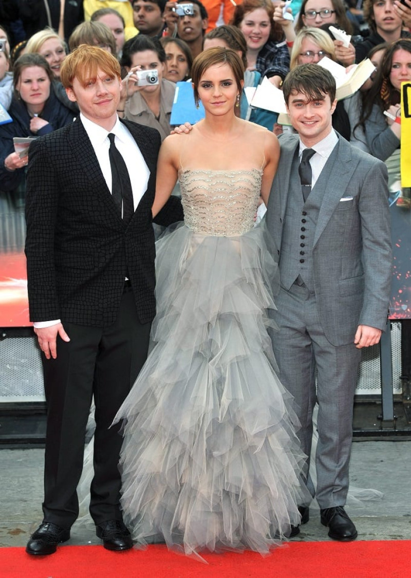 Los actores británicos y protagonistas de Harry Potter, Rupert Grint (i), Emma Watson (c) y Daniel Radcliffe (d) llegan en 2011, al estreno mundial de 'Harry Potter And The Deathly Hallows: Parte 2', en Trafalgar Square en Londres (R. Unido). EFE/DANIEL DEME