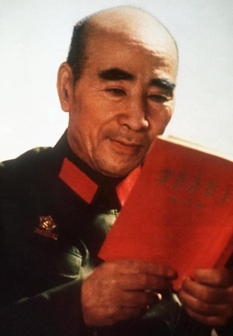 Lin Biao lee el libro rojo de Mao.