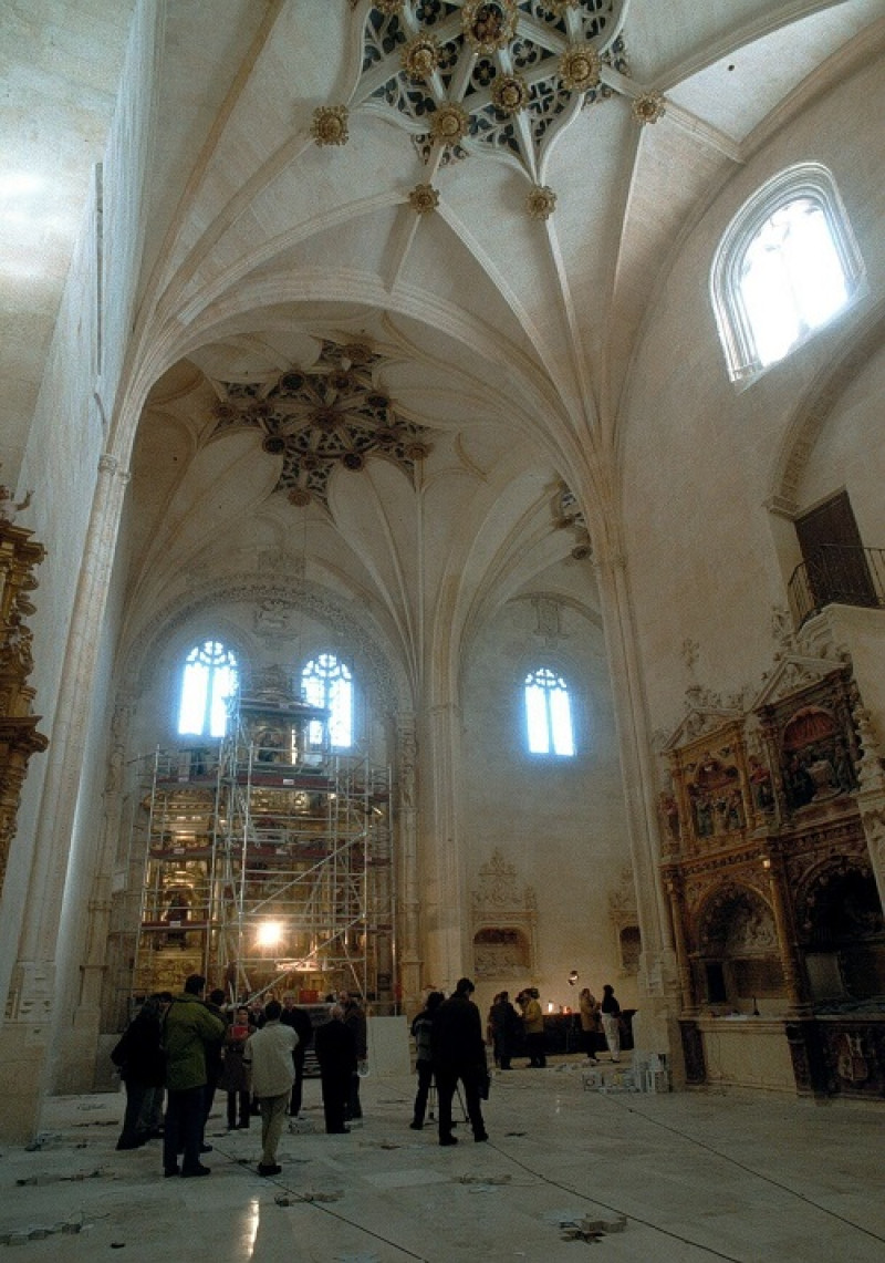 4.-Una vista del interior de la catedral de Burgos con su piedra blanca.FOTO EFE