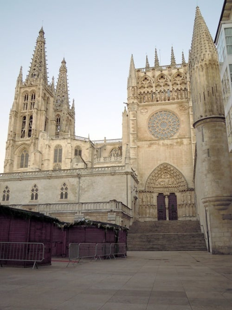 9.-Vista general de la portada principal y el rosetón de la catedral burgalesa. Foto EFE