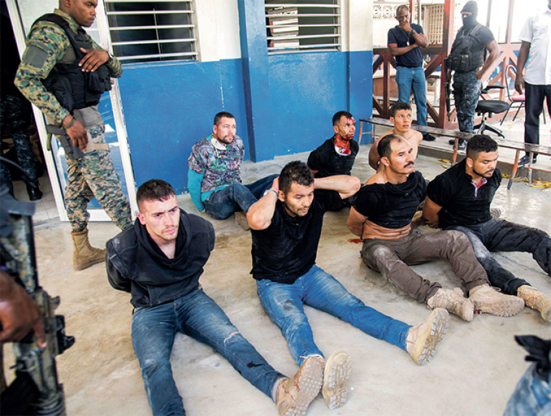 Parte de los colombianos detenidos por el asesinato del presidente haitiano Jovenel Moise, en la Dirección General de la policía en Puerto Príncipe, Haití. AP