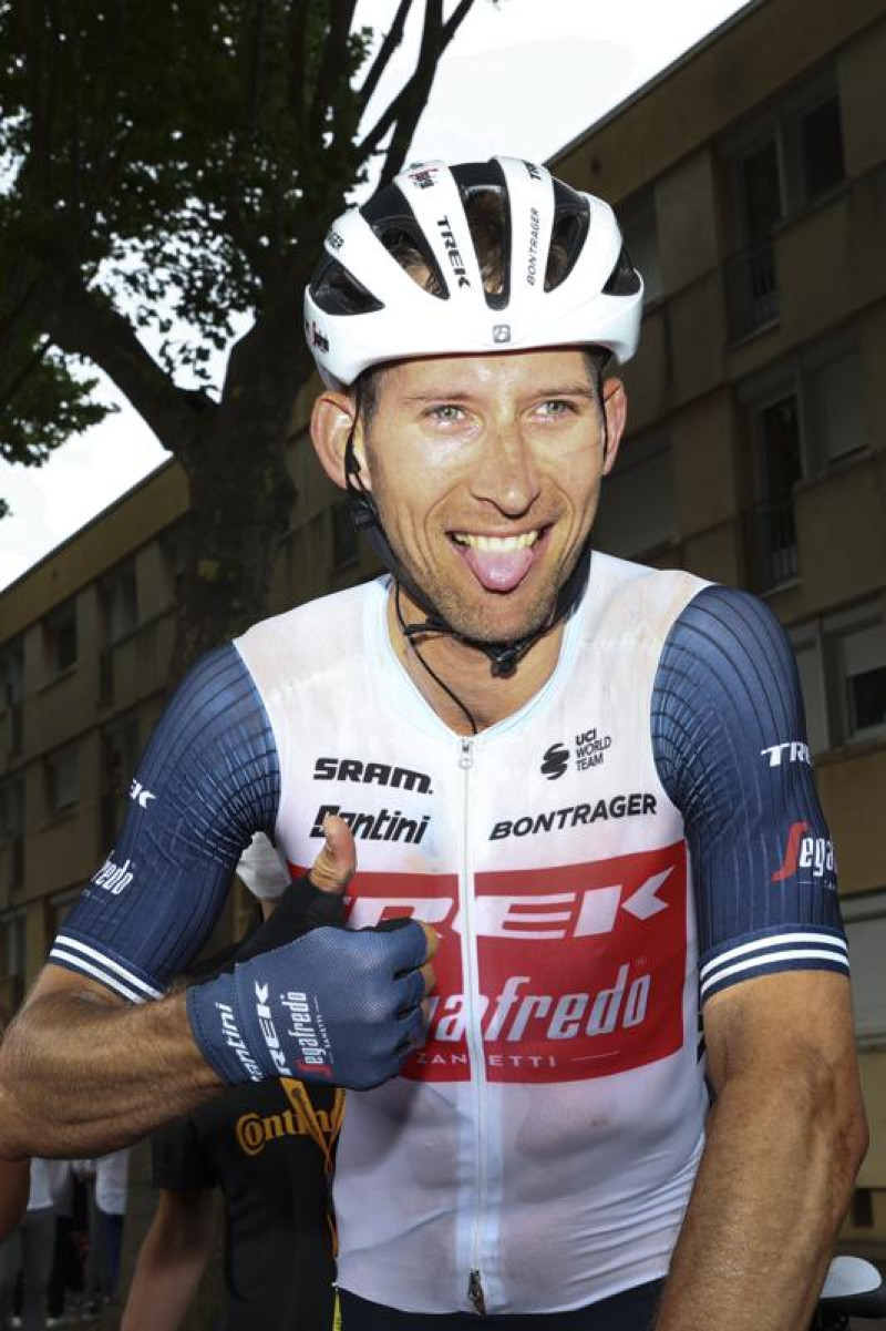 El holandés Bauke Mollema celebra tras ganar la 14ta etapa del Tour de Francia, un tramo de 183,7 kilómetros. (AP)