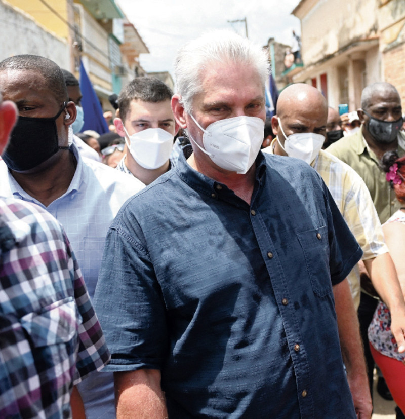 El presidente cubano Miguel Díaz-Canel asistió a la zona donde se realizaban las protestas. / AFP