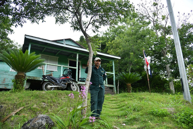 Parache. Aunque disponen de una camioneta, motores y mulos para los recorridos por tierra, los guardaparques prefieren hacerlo a pie, debido a lo irregular del terreno del parque.  RAÚL ASENCIO/LD