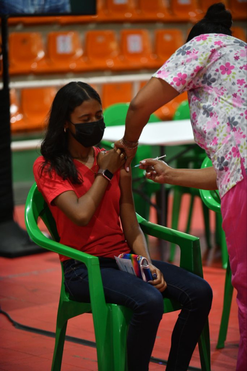 Joven siendo vacunada en el Centro Olímpico. / Foto: Víctor Ramírez