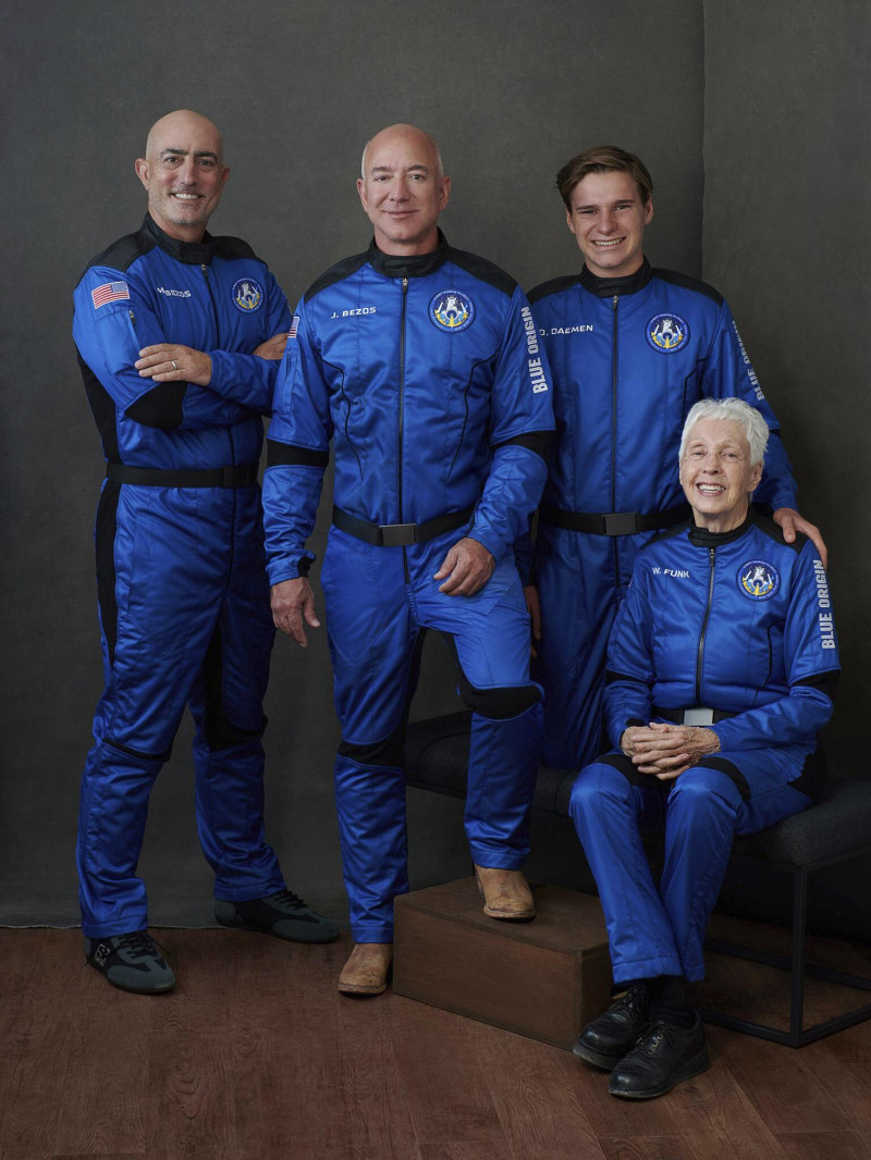 En esta foto distribuida por Blue Origin, izquierda a derecha: Mark Bezos, hermano de Jeff Bezos; Jeff Bezos, fundador de Amazon y la empresa de turismo espacial Blue Origin; el holandés Oliver Daemen, y la pionera de la aviación Wally Funk.

Foto: Blue Origin via AP