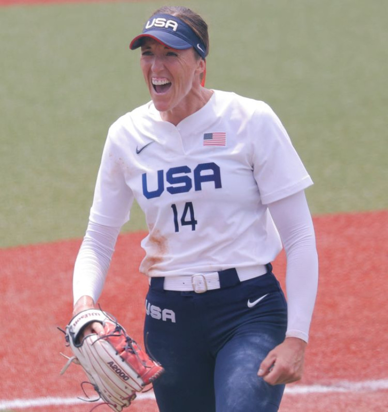 Monica Abbot, de Estados Unidos, reacciona luego de lanzar partido de un hit frente a Canadá en el torneo de softbol de los Juegos Olímpicos.