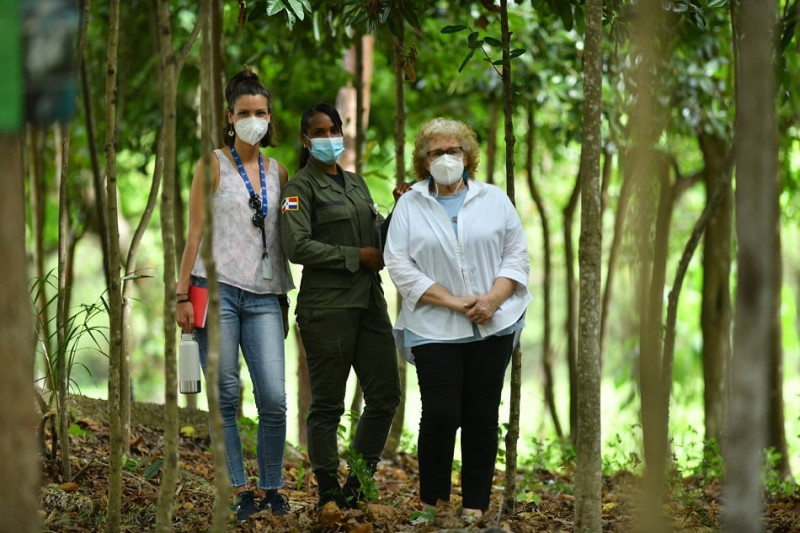 Encuentro Verde en Laguna Mallén. Carmen Cañizares, coordinadora de Educación Ambiental de la fundación Propagás; Gloria Díaz e  Yvonne Arias, coordinadora del espacio de divulgación ecológica del Listín Diario.  Raúl Asencio / LD