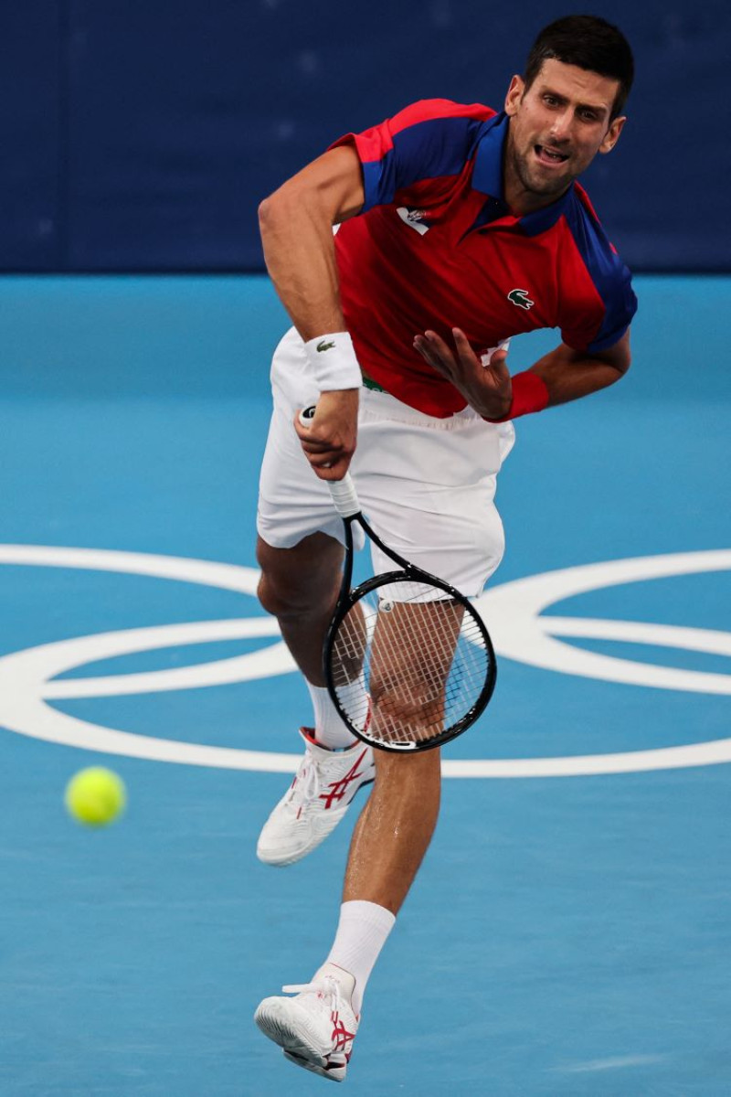 Novak Djokovic realiza un saque durante su partido de segunda ronda frente al alemán Jan-Lennard Struff.