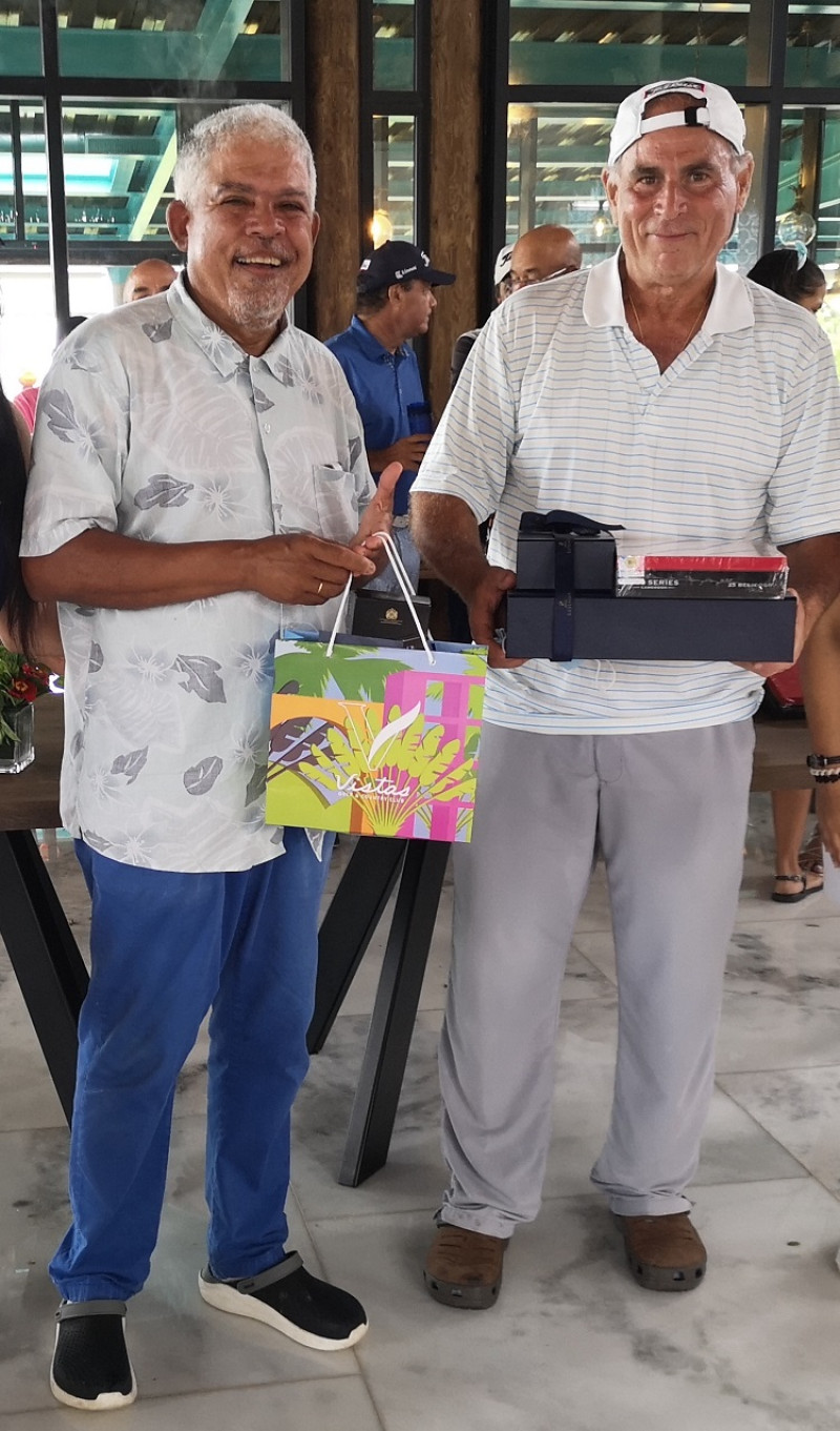 Fernando de la Cruz y Domingo Pichardo, campeones de la categoría B del Fathers Day Pool de Vistas Golf and Country Club.