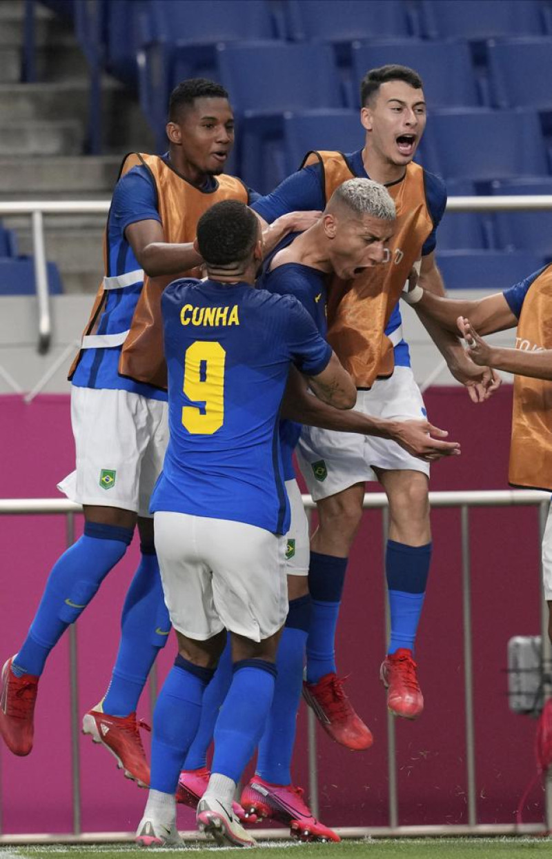 El brasileño Richarlison, centro, es felicitado por sus compañeros de equipo después de anotar el segundo gol contra Arabia Saudita.