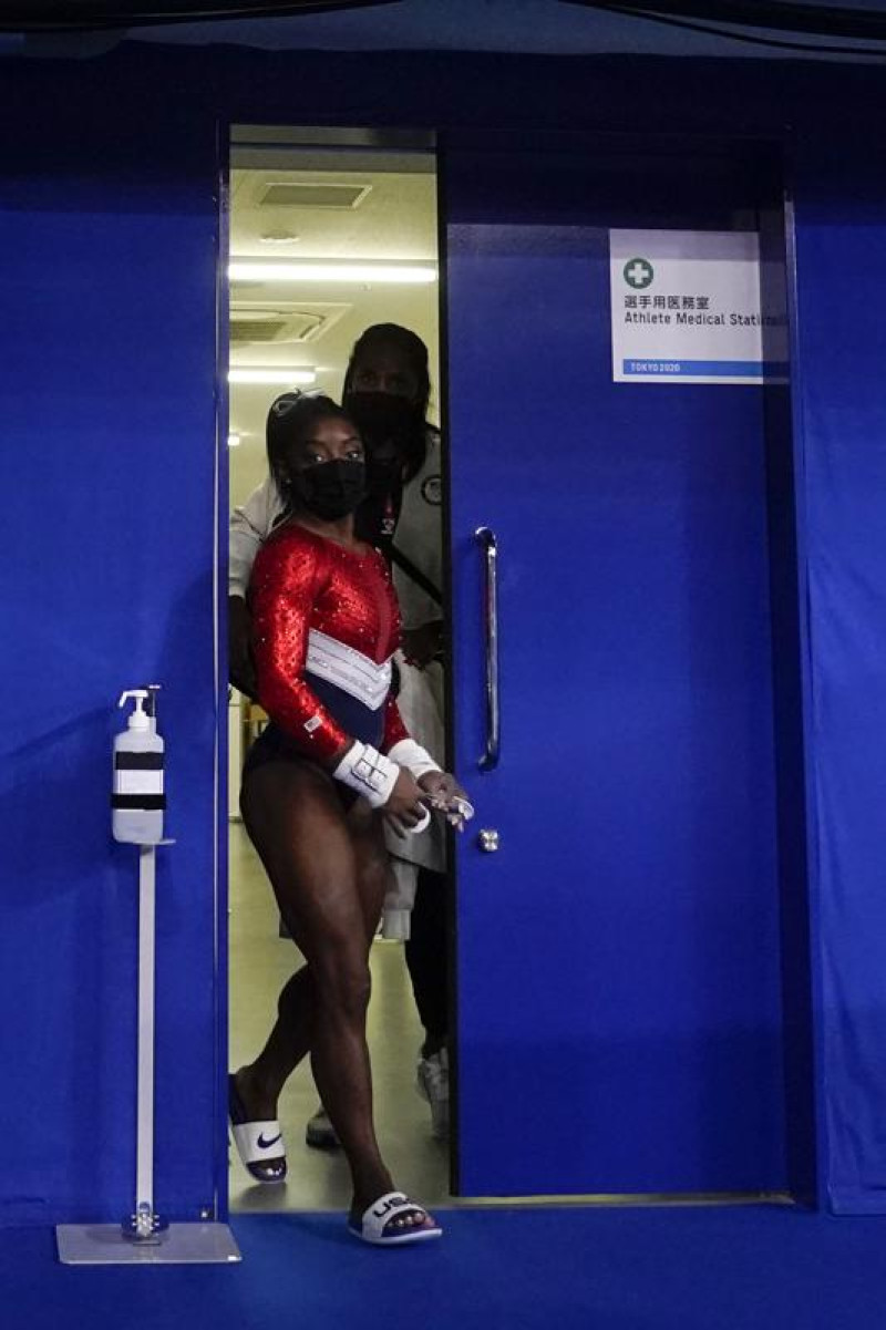 La gimnasta estadounidense Simone Biles sale de una sala de atención médica durante la final de la gimnasia por equipos en los Juegos de Tokio, el 27 de julio de 2021, en Tokio.