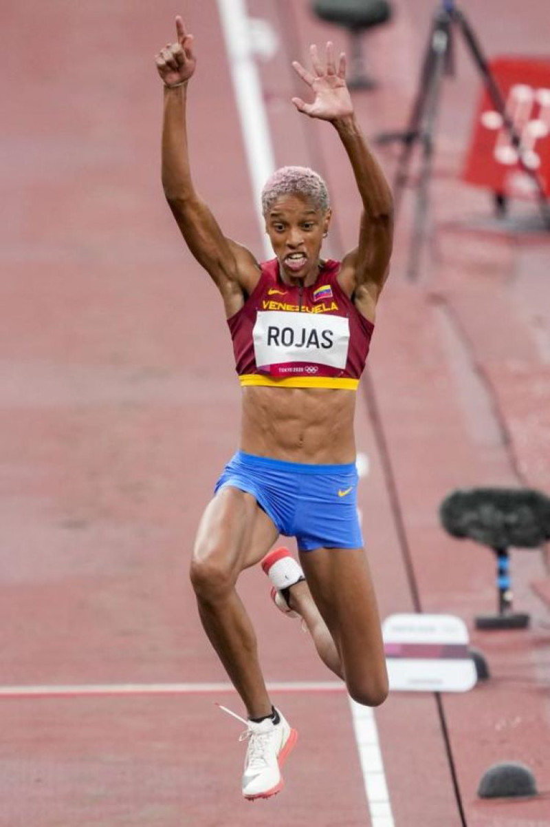 La venezolana Yulimar Rojas compite en el triple salto femenino en los Juegos Olímpicos de Verano de 2020, en Tokio, el viernes 30 de julio de 2021.