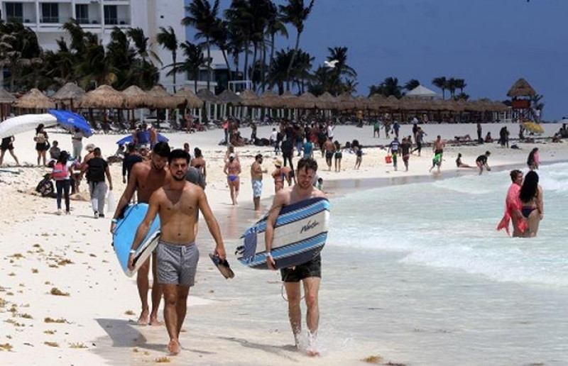 1.-- Turistas acuden a las playas en el balneario de Cancún, en el estado de Quintana Roo, (México).. EFE/Alonso Cupul