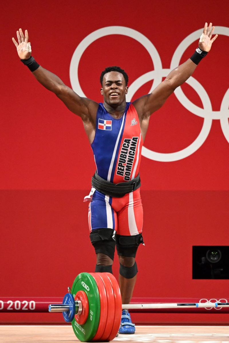 Zacarías Bonnat reacciona luego de asegurar la medalla de plata en el levantamiento de pesas de los Juegos Olímpicos de Tokio 2020.