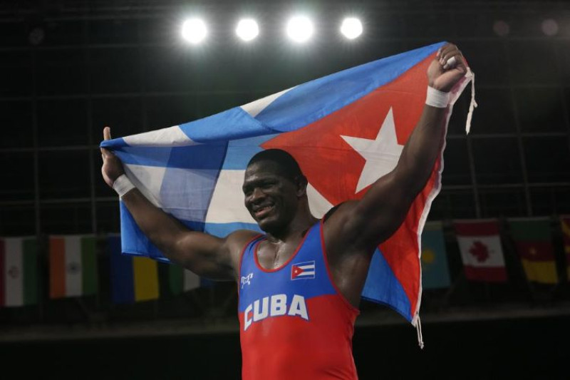 El cubano Mijaín López celebra su victoria sobre el georgiano Lakobi Kajaia en la final de la lucha grecorromana masculina de 130 kg en los Juegos Olímpicos.