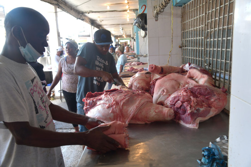 Algunos negociantes han optado por promover ofertas y especiales de la carne de cerdo. ADRIANO ROSARIO