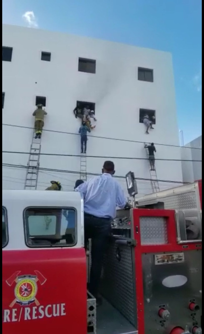 Imágen del momento en que miembros del cuerpo de bomberos evacuaban a los que estuvieron dentro de la clínica.