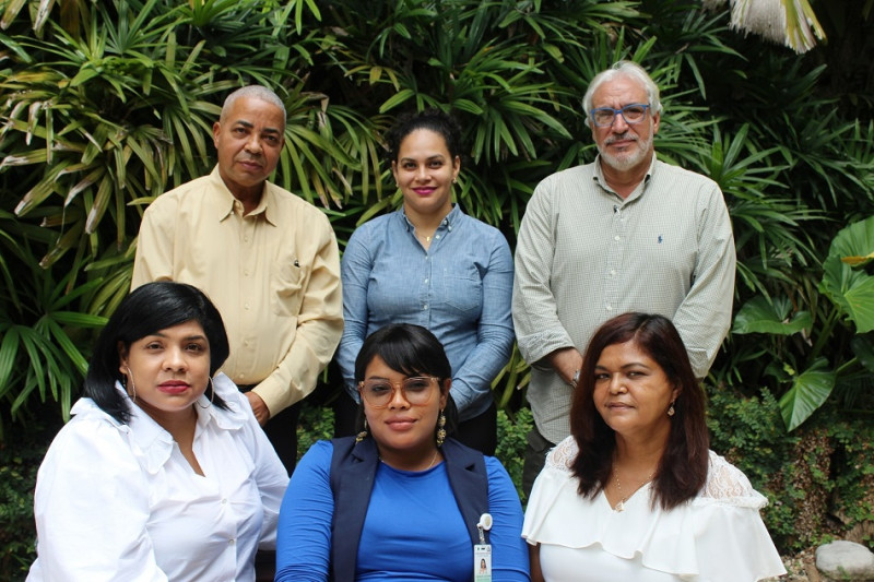 Pedro Nolasco Suárez, director del JBN; Fátima de los Santos, asistente del director; y Francisco Jiménez, subdirector técnico del Botánico. Le acompañan Nurys González, subdirectora; Claritza de los Santos, encargada del departamento de Horticultura; y Olga Lidia Rojas, encargada del departamento de Educación Ambiental.  Roger León / JBN