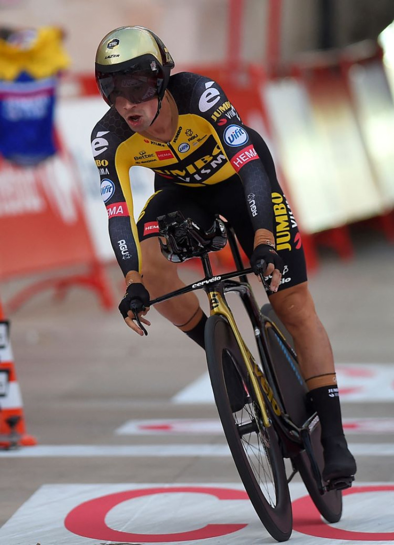 Primoz Roglic cruza la meta en el primer lugar durante la primera etapa de la Vuelta a España.