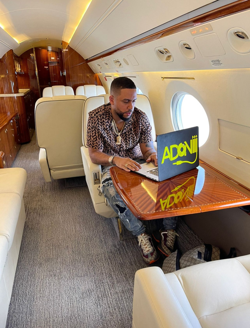 DJ Adoni viajó ayer de Estados Unidos a República Dominicana en un avión privado.