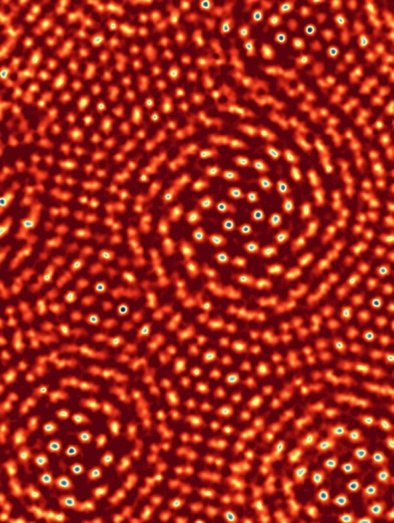 Imagen atómica obtenida en 2018, incluida en el Guinness World Records. Se trata de la magen pticográfica de dos láminas de bisulfuro de molibdeno, una rotada 6,8 grados con respecto a la otra, obtenida en 2018 (crédito: Cornell University).