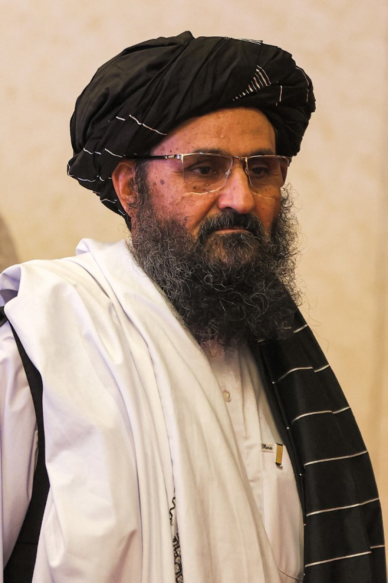 En esta foto de archivo tomada el 18 de julio de 2021, el líder del equipo negociador talibán, Mullah Abdul Ghani Baradar, camina tras la declaración final de las conversaciones de paz entre el gobierno afgano y los talibanes en la capital de Qatar, Doha. El cofundador de los talibanes, Mullah Abdul Ghani Baradar, llegó a Kabul el 21 de agosto para conversar sobre el establecimiento de un nuevo gobierno "inclusivo" en Afganistán, dijo un alto funcionario. KARIM JAAFAR / AFP