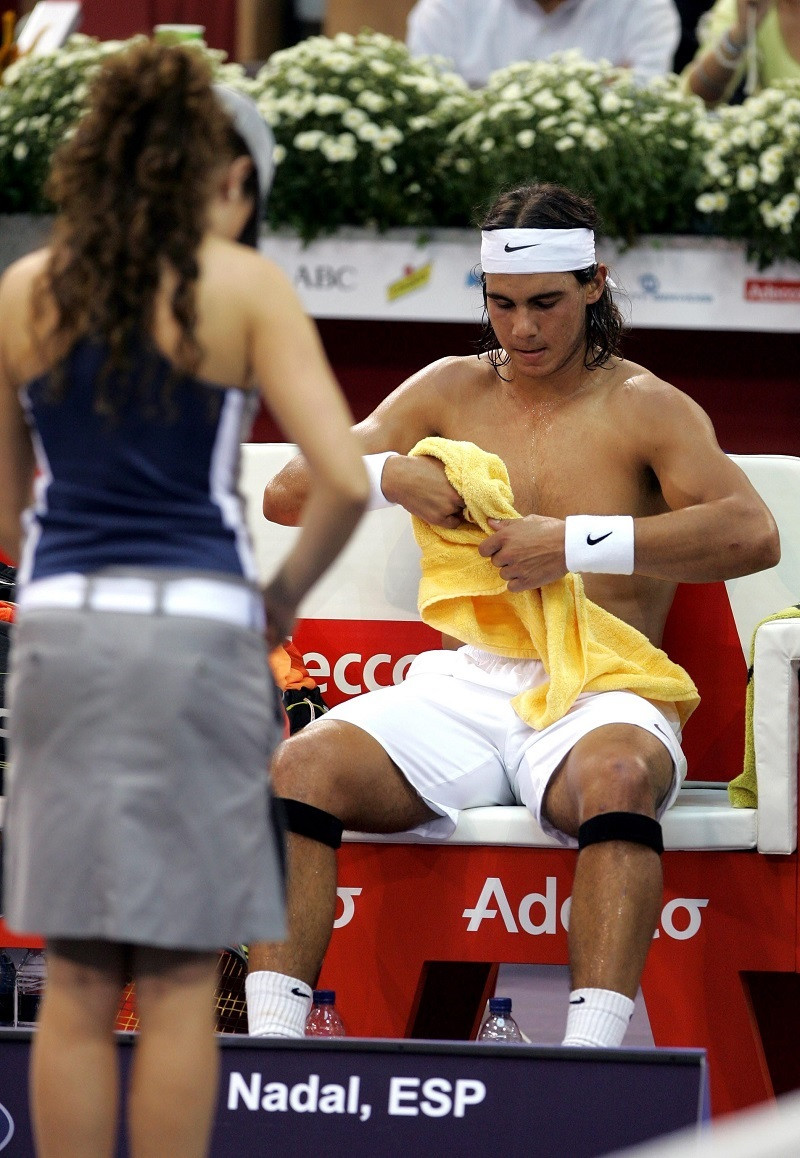 El tenista español Rafael Nadal se seca el sudor . EFE/J.J. Guillén