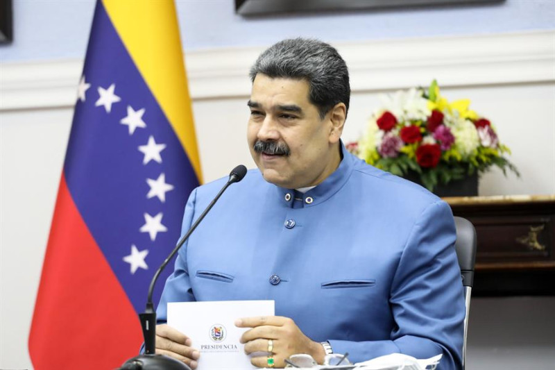 Fotografía cedida por prensa de Miraflores donde se observa al presidente de Venezuela, Nicolás Maduro, en un acto de gobierno hoyen Caracas (Venezuela). El presidente de Venezuela, Nicolás Maduro, juramentó este viernes a siete nuevos ministros, uno de los cuales es también vicepresidente, entre ellos al canciller, Félix Plasencia. En un largo acto de Gobierno transmitido por el canal estatal Venezolana de Televisión (VTV), Maduro agradeció al hasta hoy ministro de Relaciones Exteriores, Jorge Arreaza, de quien destacó que "le tocó hacer frente" al expresidente de Estados Unidos Donald Trump. EFE/