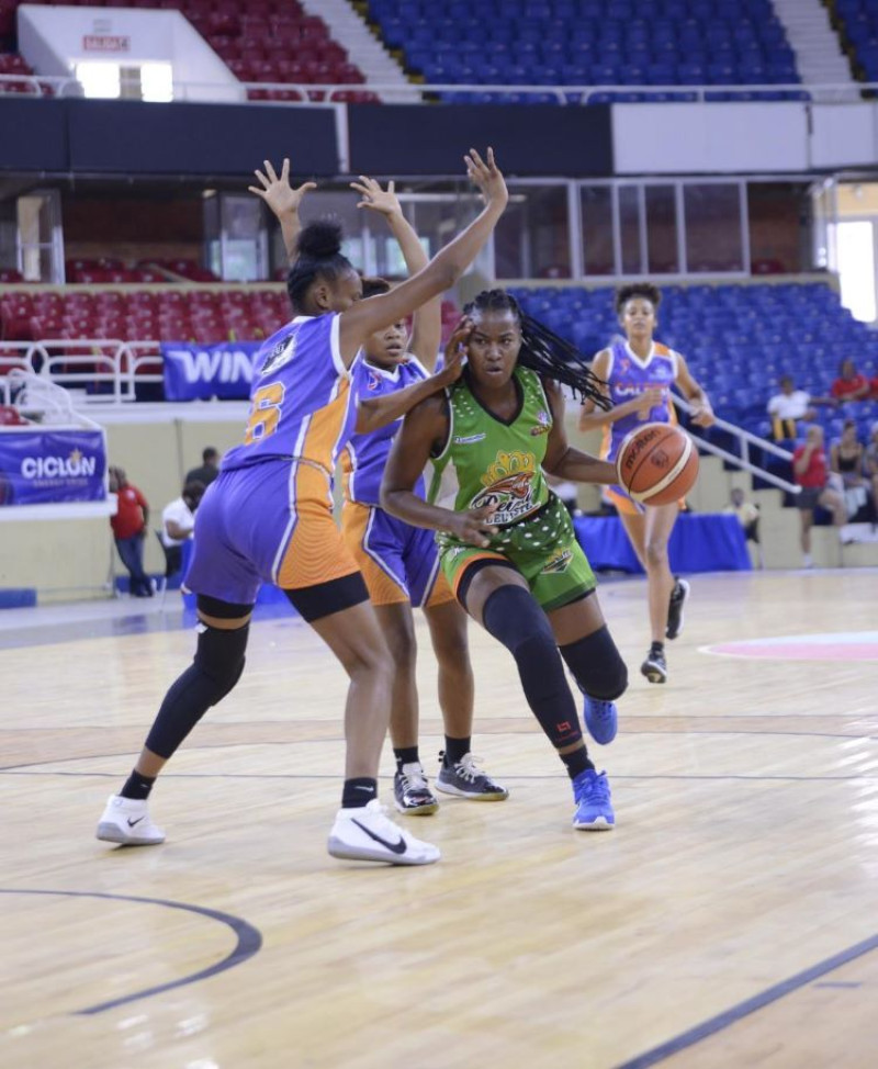 Angie Hodge, de las Reynas del Este, intenta escaparse ante Nurileysi Batista, de Calero, en el partido disputado en el Palacio de los Deportes Virgilio Travieso Soto.