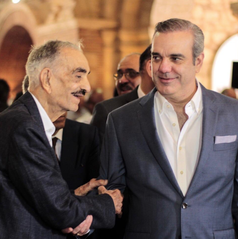 El presidente Luis Abinader junto a su padre José Rafael Abinader Wasaf.