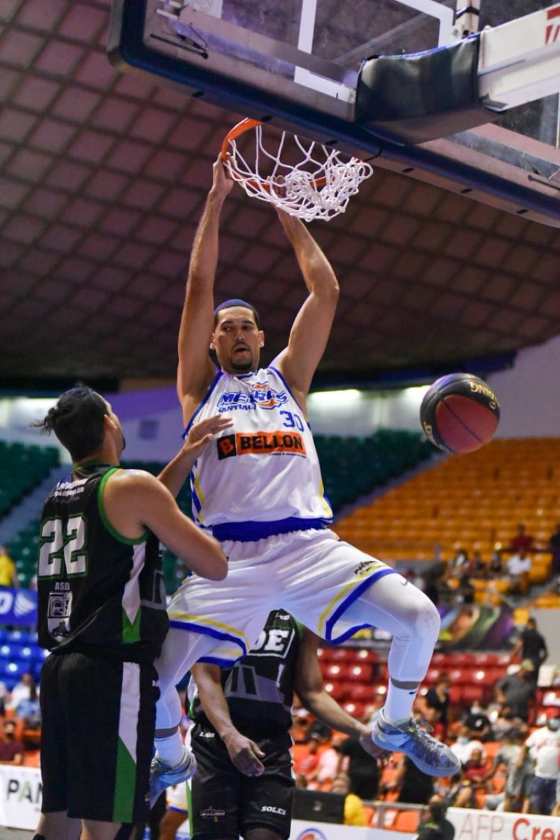 Eloy Vargas, de los Metros, ejecuta un donqueo en acción del partido del martes por la noche frente a los Soles de Santo Domingo Este.