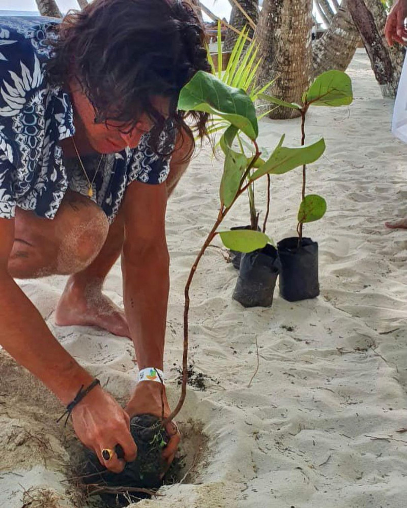 Mario Casas cuando sembraba un árbol en suelo dominicano.