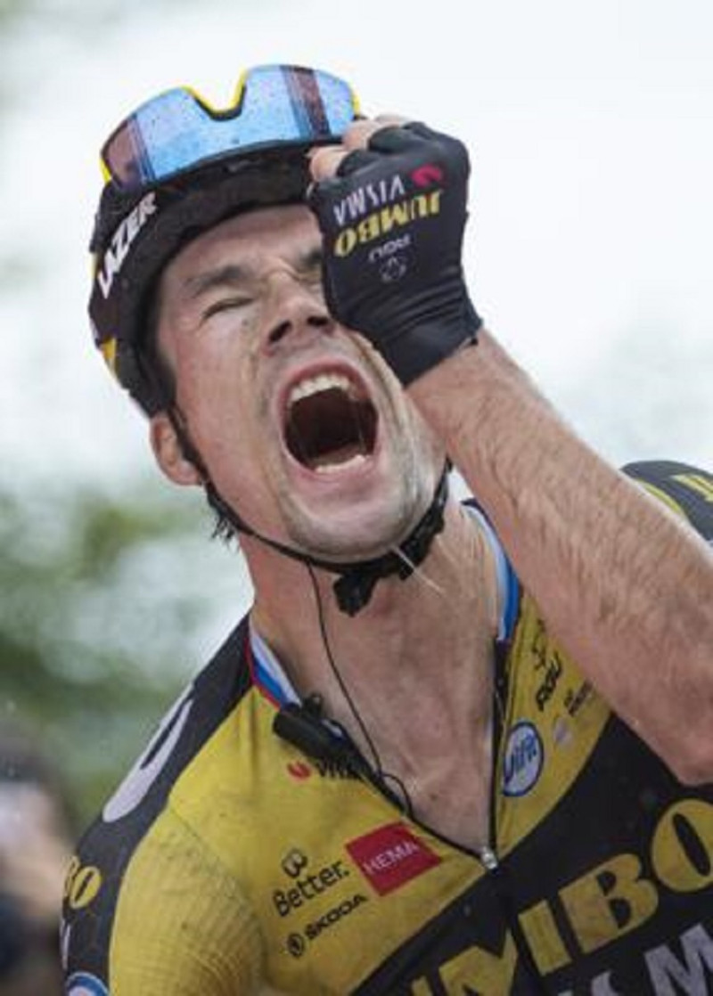 Primoz Roglic cruza la meta al ganar la 17ma etapa de la Vuelta a España en los Lagos de Covadonga.