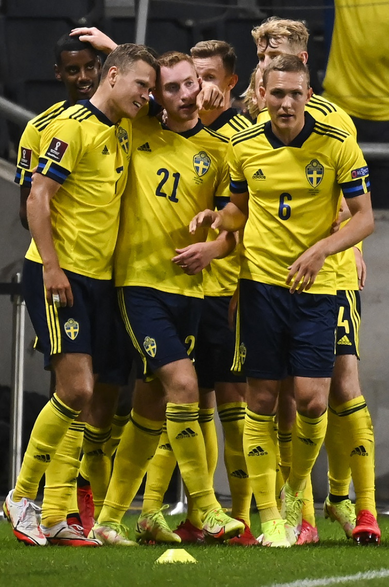 Viktor Claesson, de Suiza, a la izquierada, celebra con sus compañeros tras anotar el gol de la victoria 2-1 sobre España en el Grupo B de la eliminatoria para el Mundial.