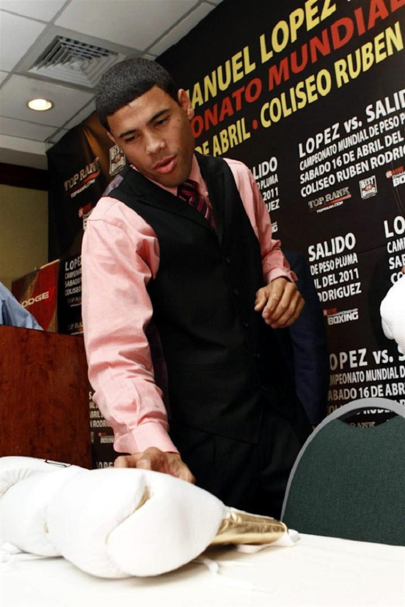 Juan Manuel López fue campeón en las divisiones supergallo (122 libras o 55 kilos) y pluma (126 libras o 57 kilos) de la Organización Mundial de Boxeo.