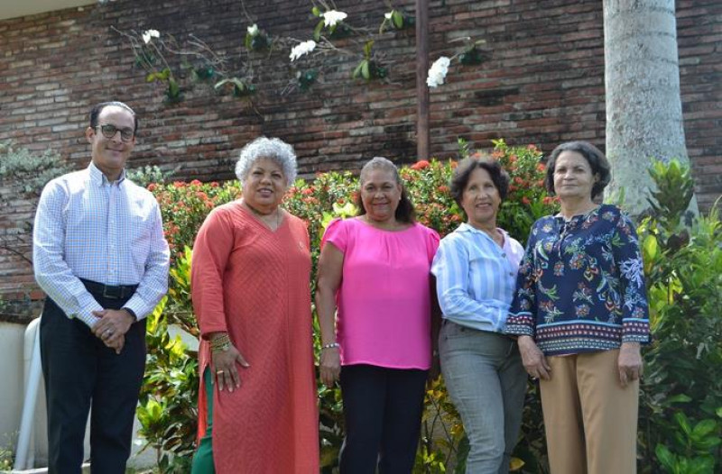 Rubén Alfonseca, Maritza Camacho, Altagracia Cabrera, Milda Sánchez y Ángeles Martínez, frente a la sede de la SDO en el Jardín Botánico.  Yaniris López / LD