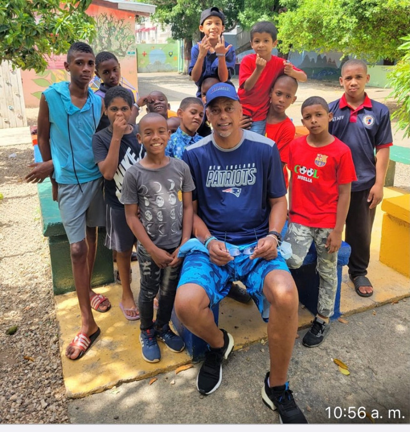 José Molina mientras compartía con varios de los residentes en el orfanato Hogar El Faro Niños Para Cristo.